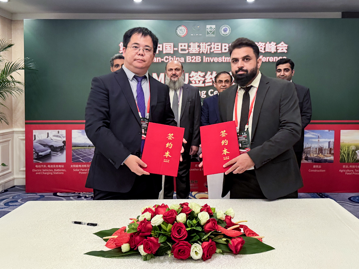 海杰亞“康博刀”首入巴基斯坦并完成裝機(jī)，巴總理見證“一帶一路”醫(yī)療合作成果